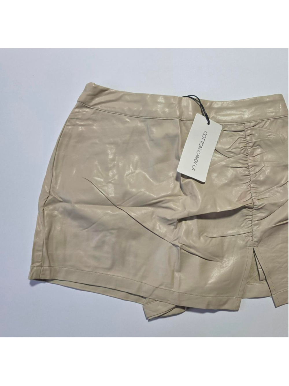 NWT Cotton Candy LA cream leather mini skirt size S
#miniskirt #leather
(104)